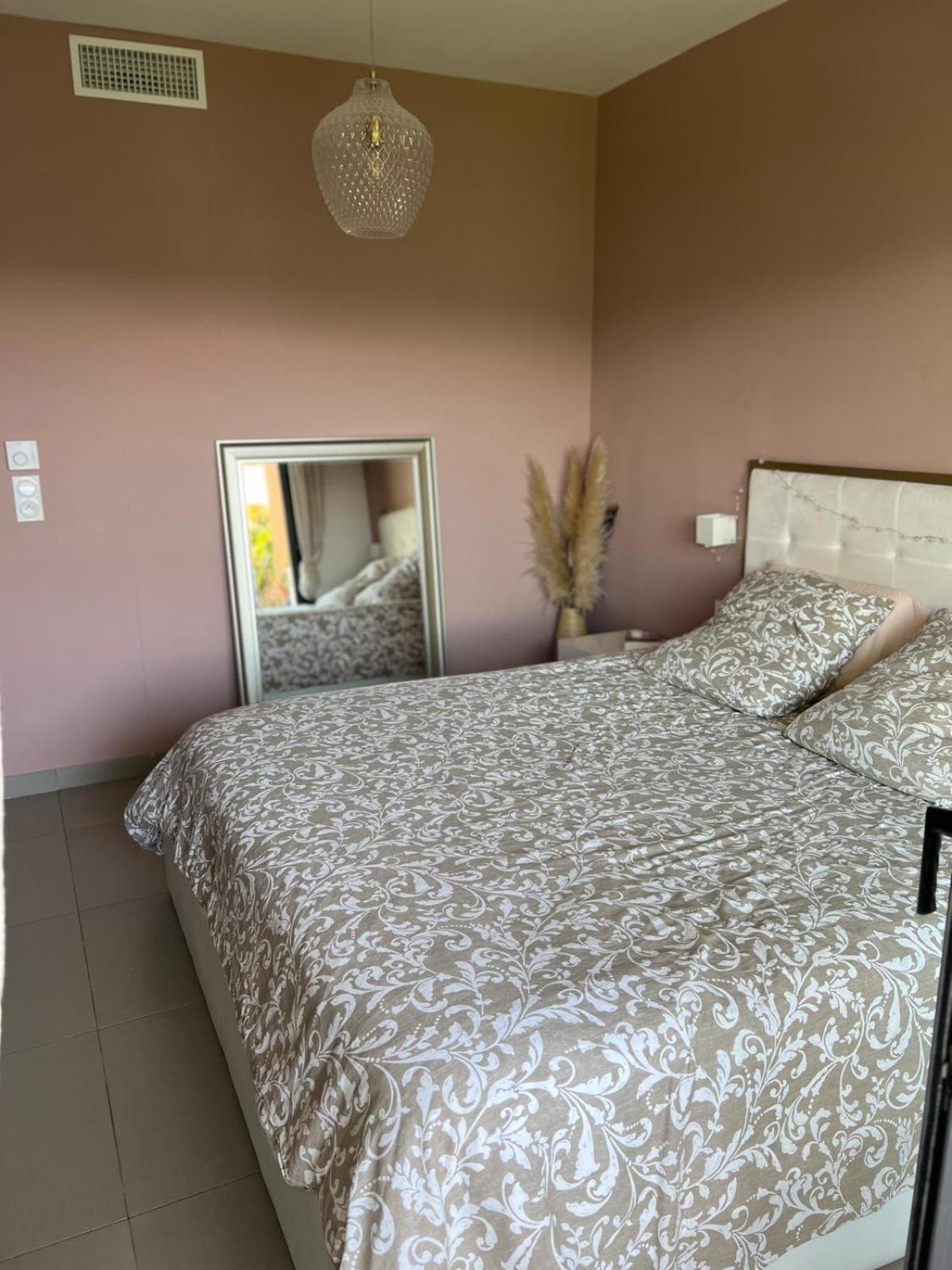 Joli 3 Pieces Ensoleille Sur Les Hauteurs De * Nizza